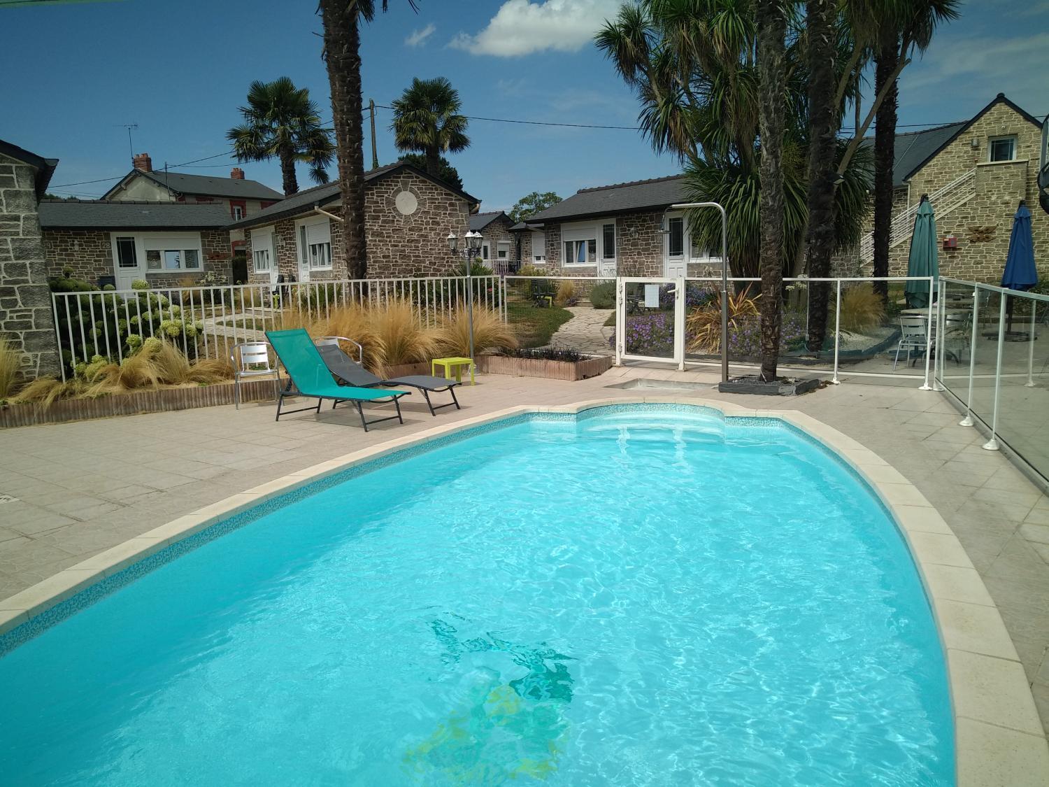 Piscine extérieure | Hôtel-Restaurant Les Treize Assiettes 